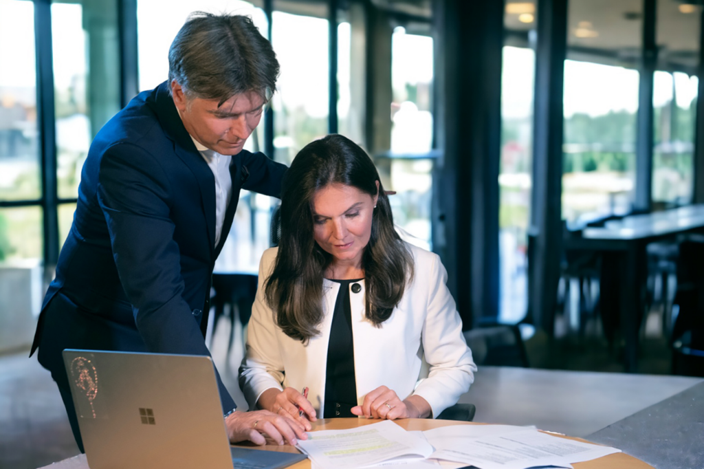 Jürgen Wahl und Katerina Wahl im Büro