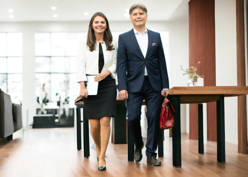 Jürgen Wahl und Katerina Wahl gehen im Büro